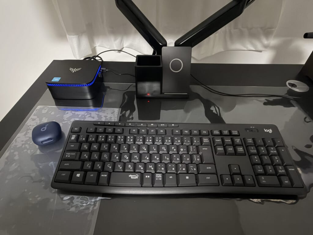 黒いデスクに置いたロジクールの日本語配列フルサイズキーボード。テンキーと周辺機器の配置がわかる