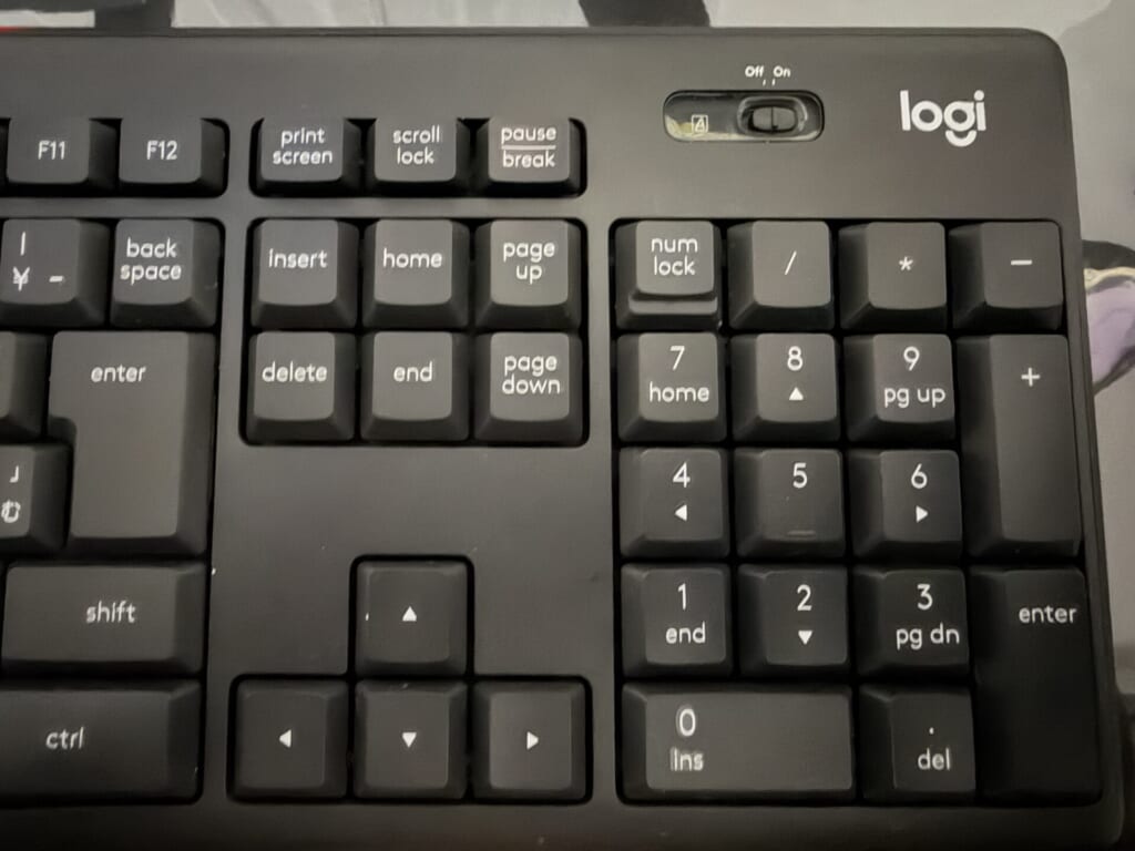 ロジクールのフルサイズキーボード右側のテンキーとNum Lockキー、電源スイッチ付近