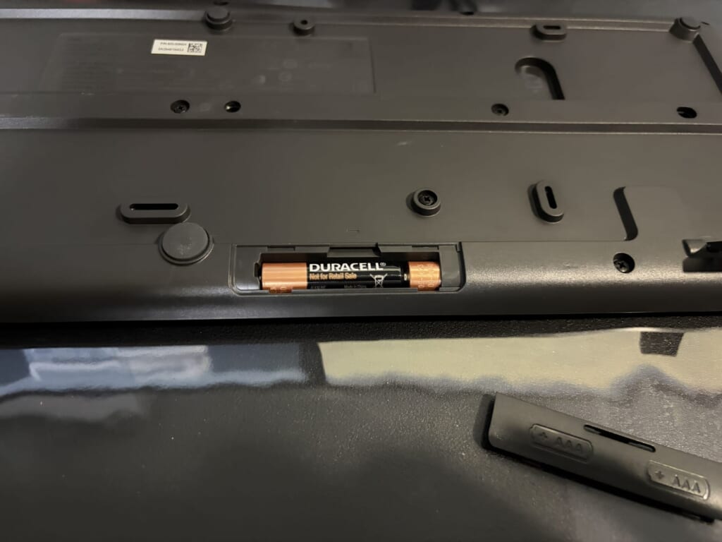 ロジクールのワイヤレスキーボードの電池カバーを開け、単4乾電池2本を入れる場所を示した写真